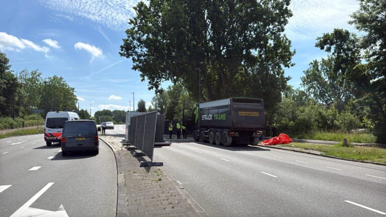 Voetganger overleden na aanrijding met vrachtwagen