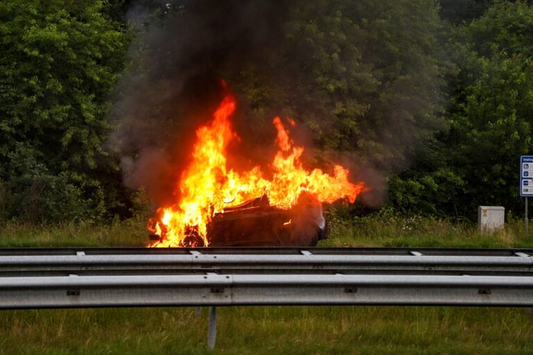 Auto volledig uitgebrand op snelweg, verkeer ondervindt hinder