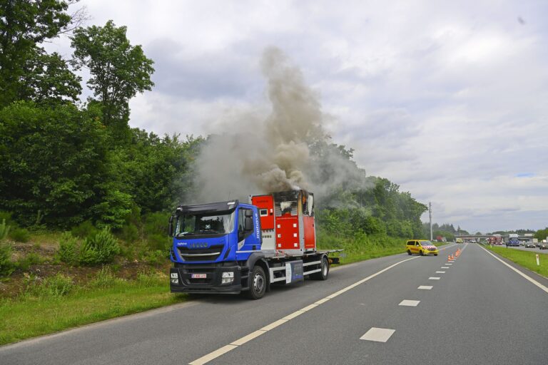 Vrachtwagen met accu-aggregaat vat vlam op snelweg