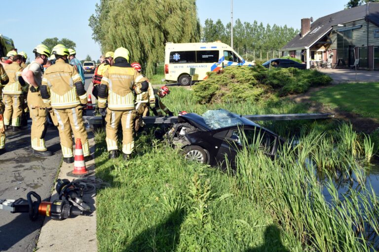Vier gewonden bij frontale botsing, man zwaargewond