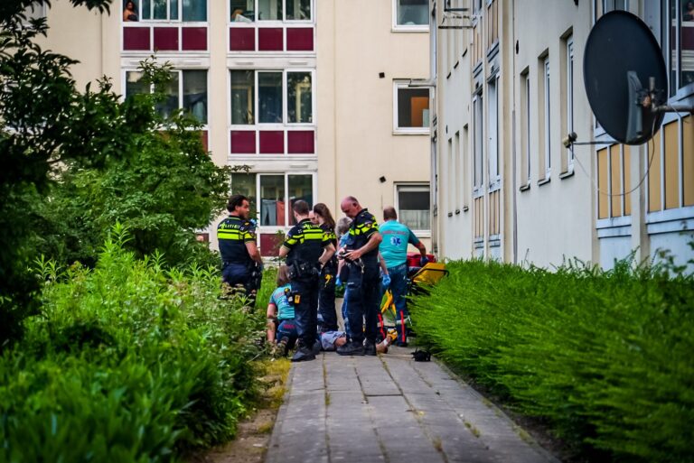Persoon zwaargewond aangetroffen, politie start onderzoek