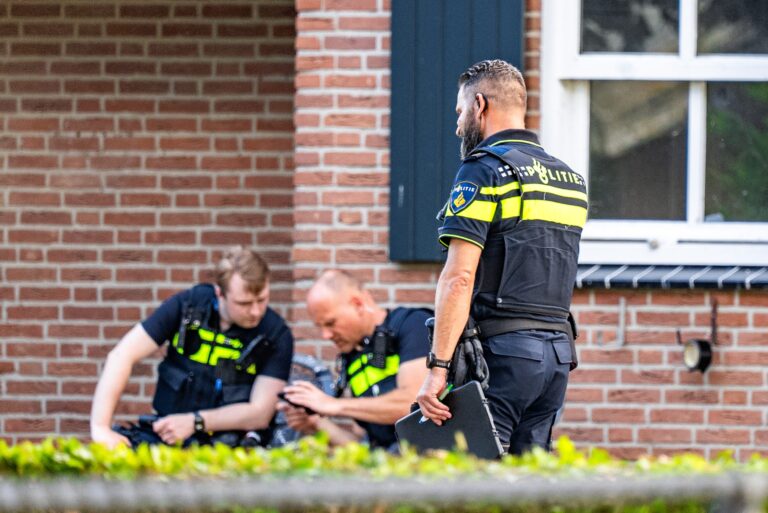 Politie aanwezig bij boerderij, mogelijk link met steekincident