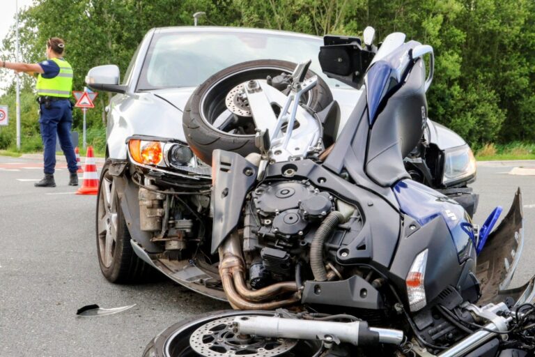 Motorrijder zwaargewond bij botsing met personenauto