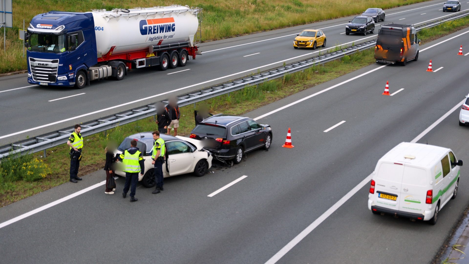 Drie voertuigen betrokken bij kettingbotsing op snelweg