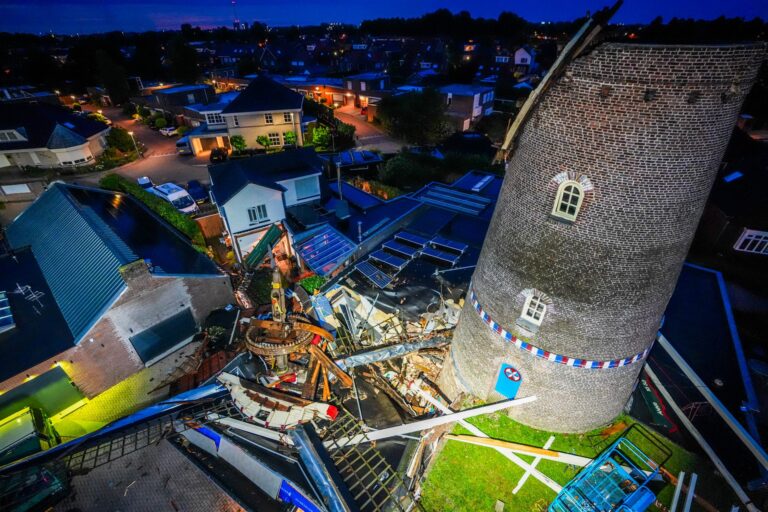 BIZAR: Molen verliest kap en wieken door storm en beschadigt woningen