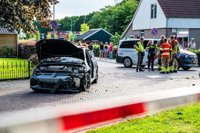 Twee auto’s frontaal gebotst, hulpdiensten ingezet