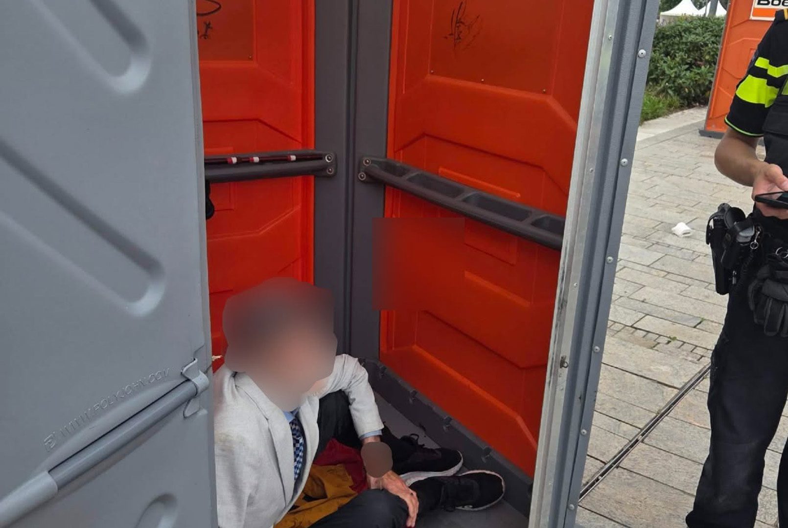 Man bevrijd uit afgesloten dixi in Almere