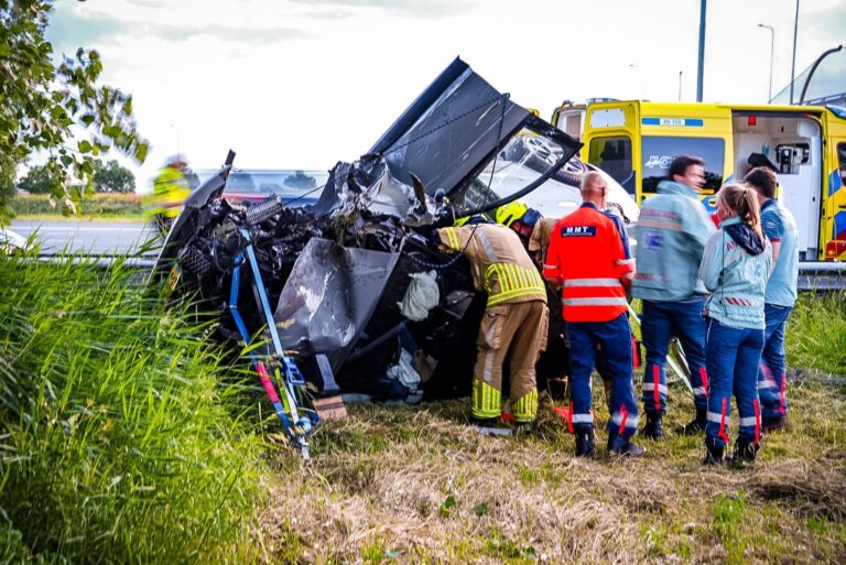 Auto belandt op dak bij ongeval op afrit van snelweg