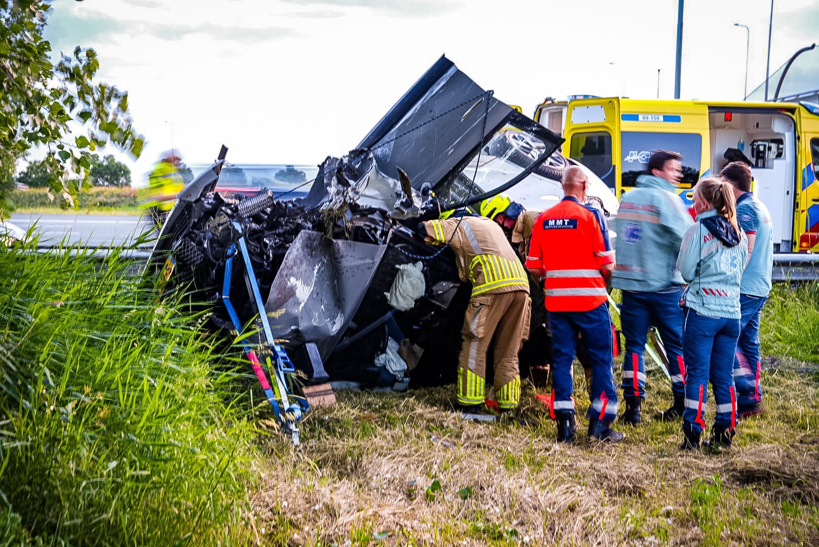 Auto belandt op dak bij ongeval op afrit van snelweg