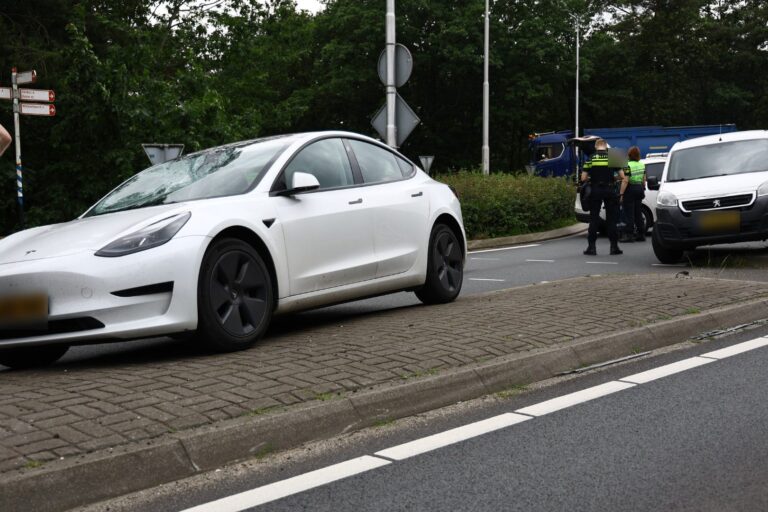 Fietser ernstig gewond na aanrijding op rotonde
