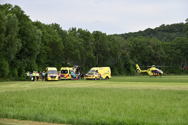 Drie zwaargewonden, onder wie peuter, na botsing tegen boom