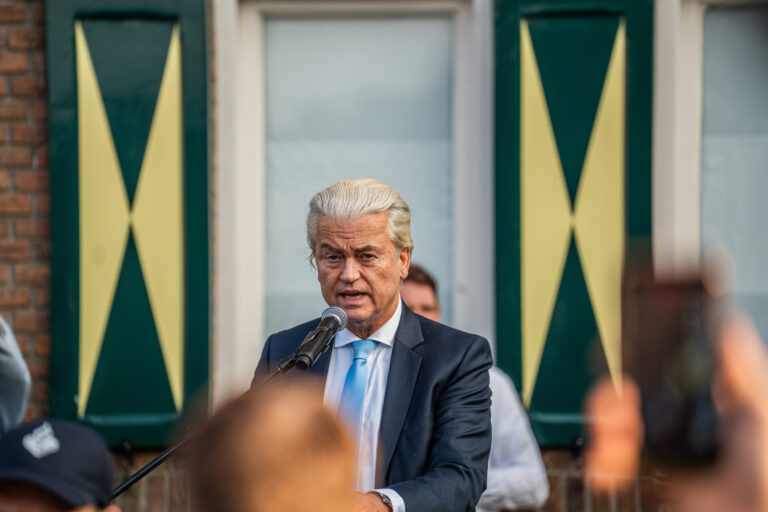 Wilders aanwezig bij AZC-demonstratie, meerdere aanhoudingen