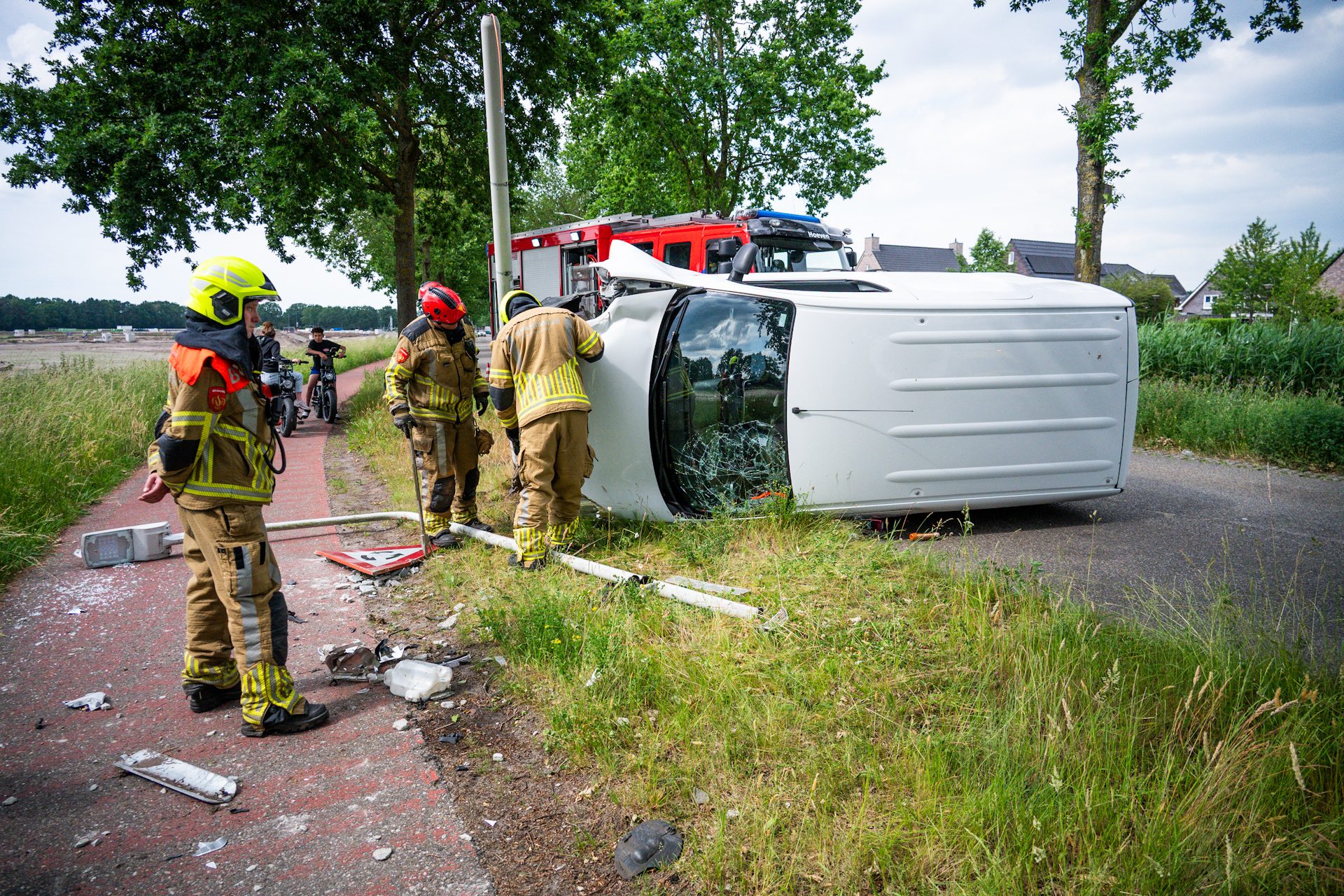 Bestelbus belandt op zijkant, bestuurder naar politiebureau