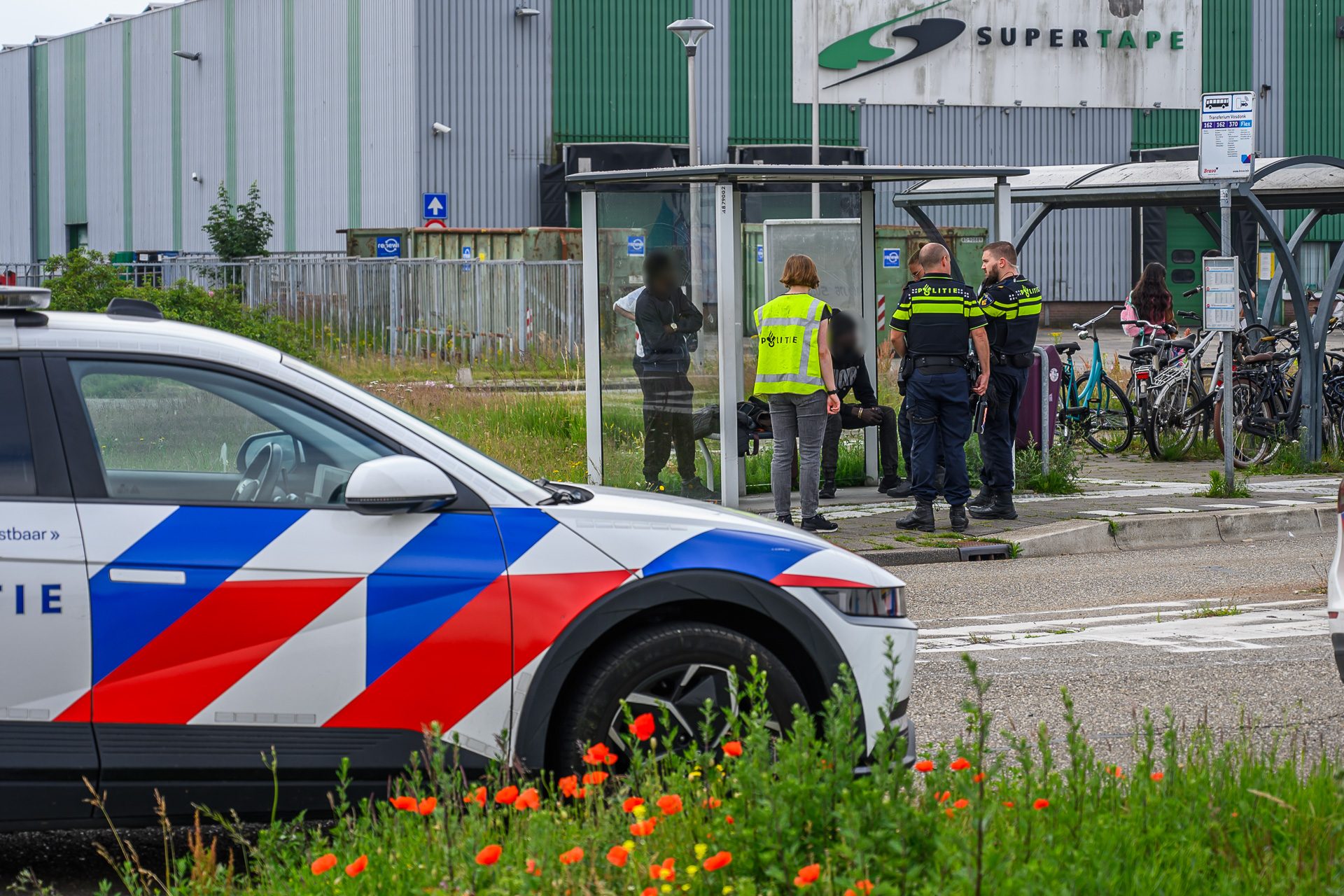 Twee verstekelingen onder vrachtwagen aangetroffen