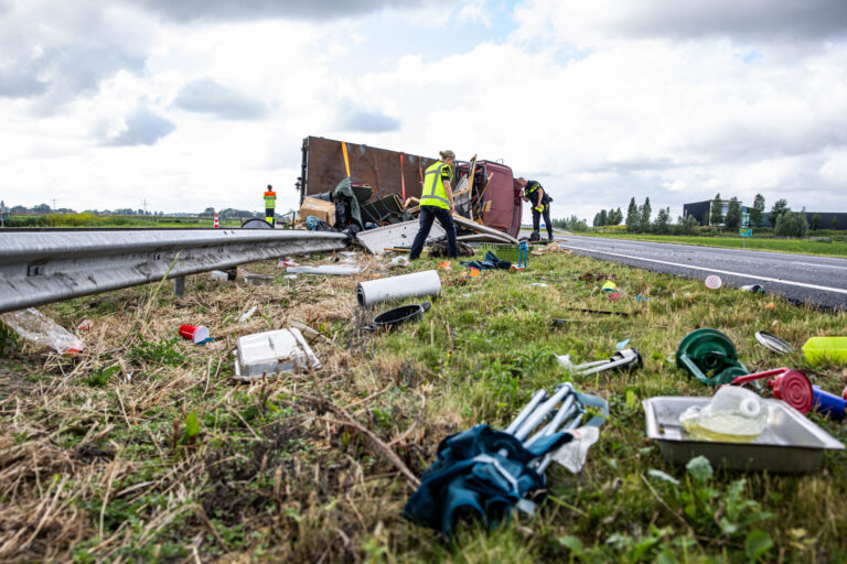 Bestelauto gekanteld bij ernstig ongeval