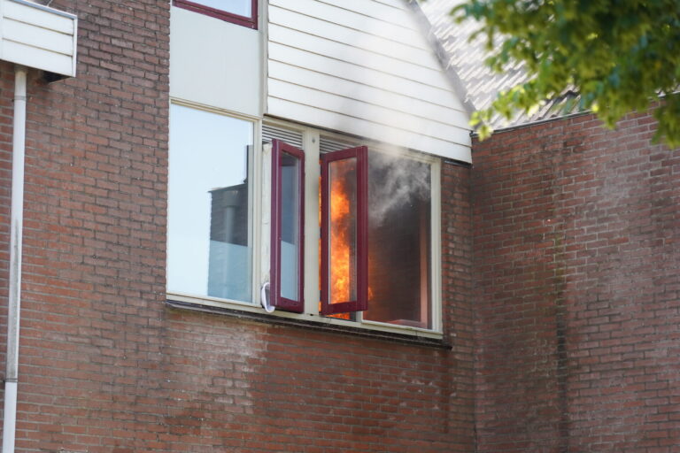 Buurtbewoners blussen woningbrand tot brandweer arriveert