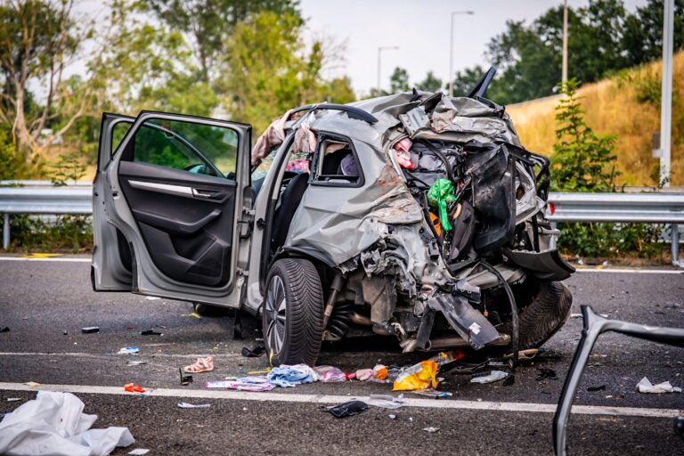 Hoogzwangere vrouw bekneld na zwaar ongeval op snelweg