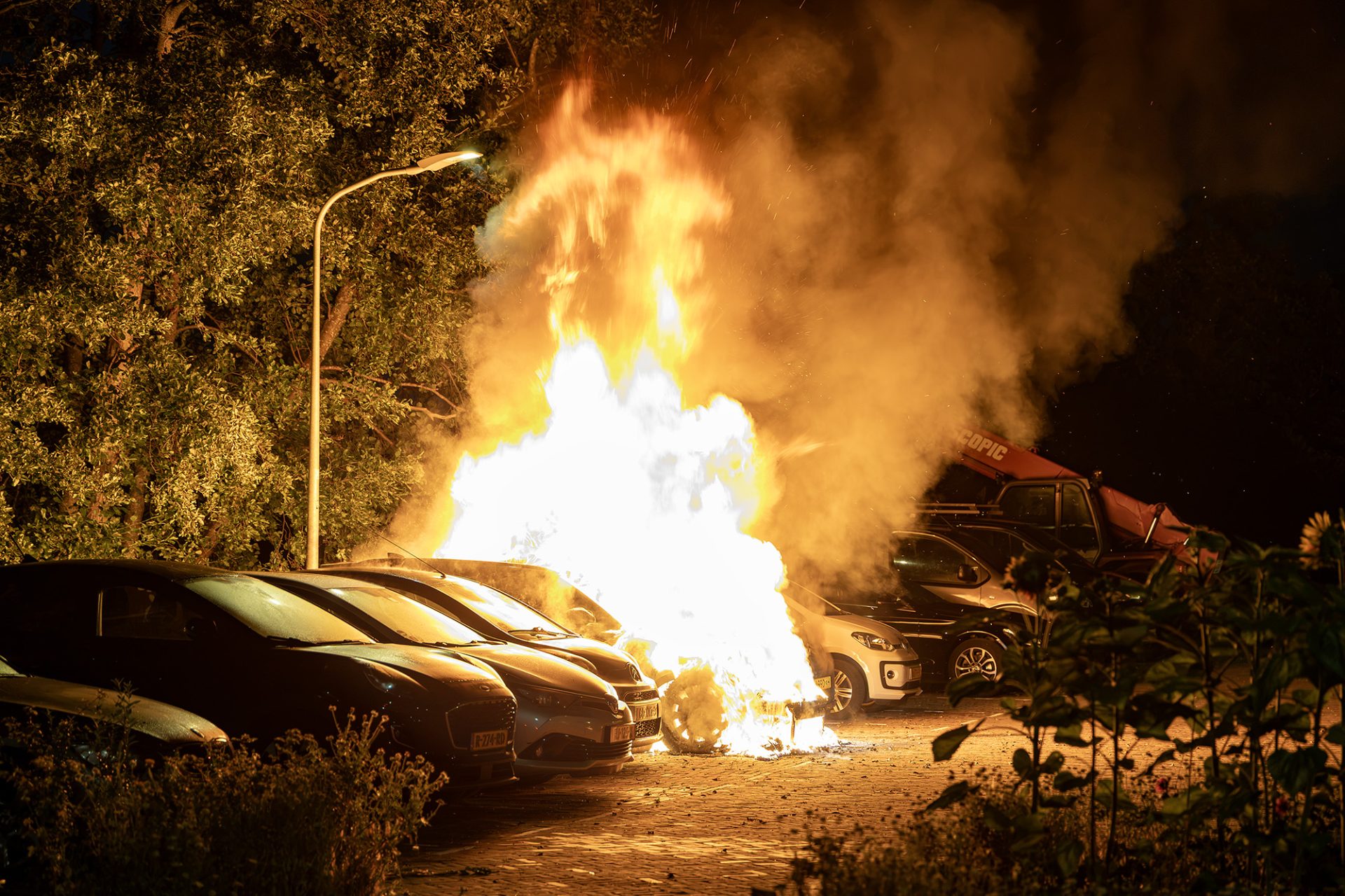 Vier geparkeerde auto's uitgebrand in Haarlem