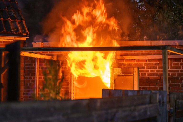 Uitslaande brand verwoest schuur achter woning