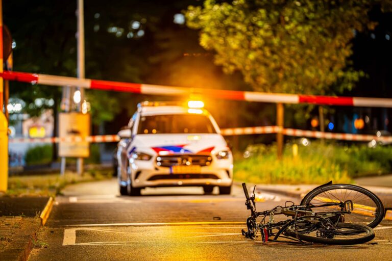 UPDATE: Fietser (19) gewond na botsing met politieauto