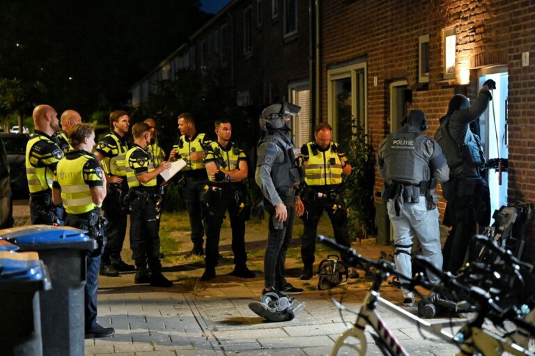 Zwaarbewapend arrestatieteam doet inval in woning