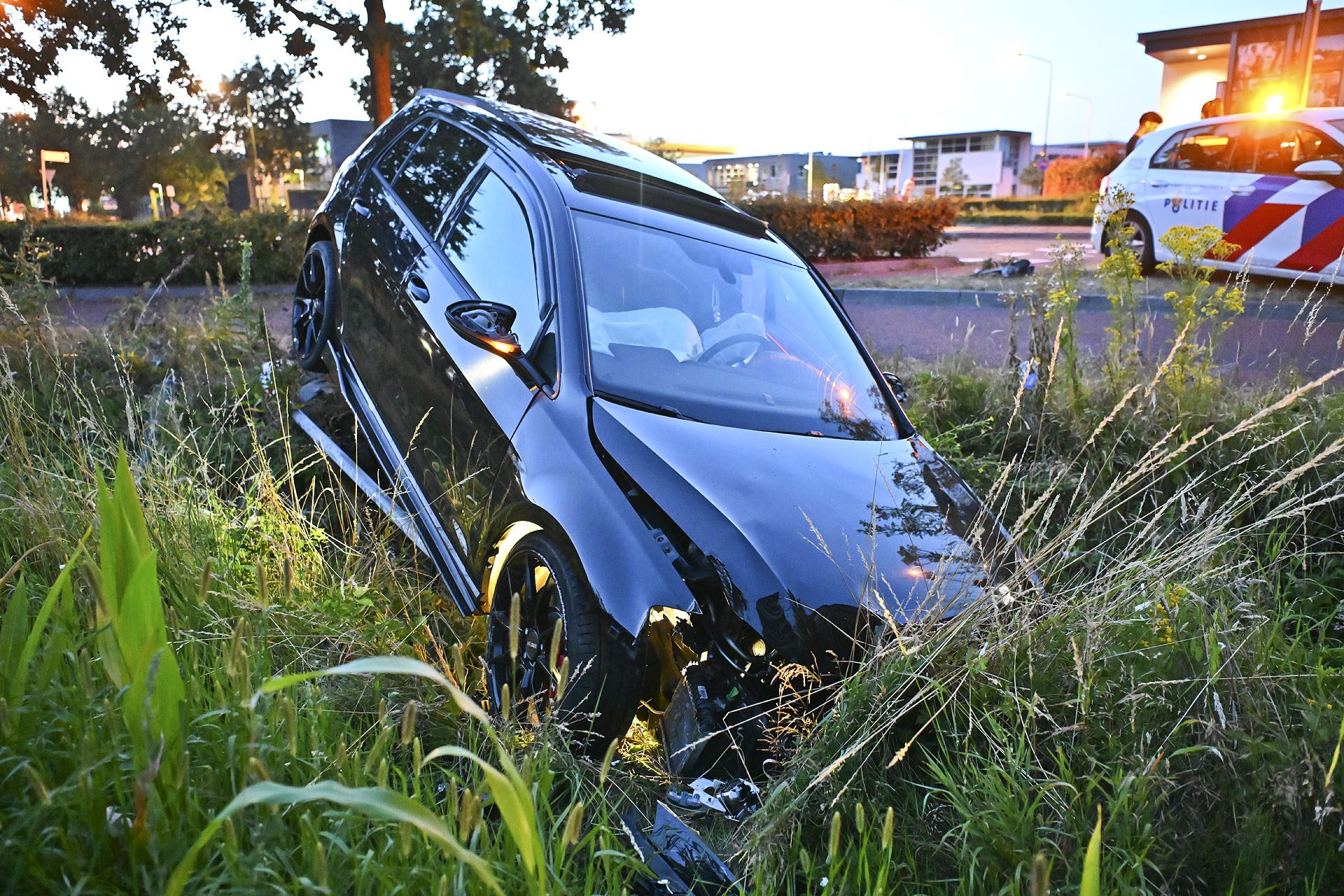 Auto belandt in sloot na mogelijke straatrace