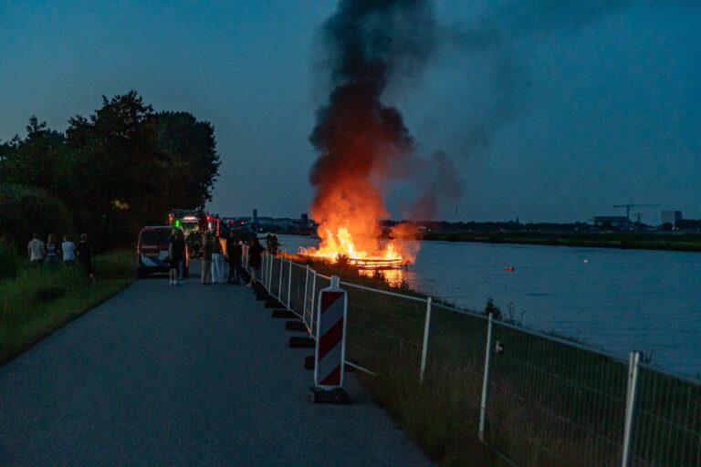 Boot in lichterlaaie, mogelijk brandstichting