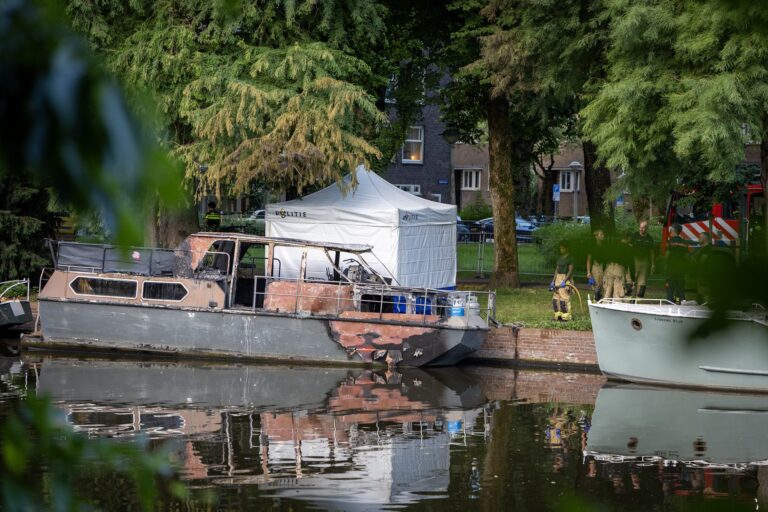 Persoon overleden bij brand op boot, politie doet onderzoek