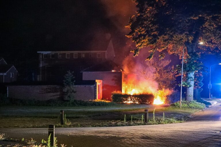 Felle brand in leegstaande woning, mogelijk brandstichting
