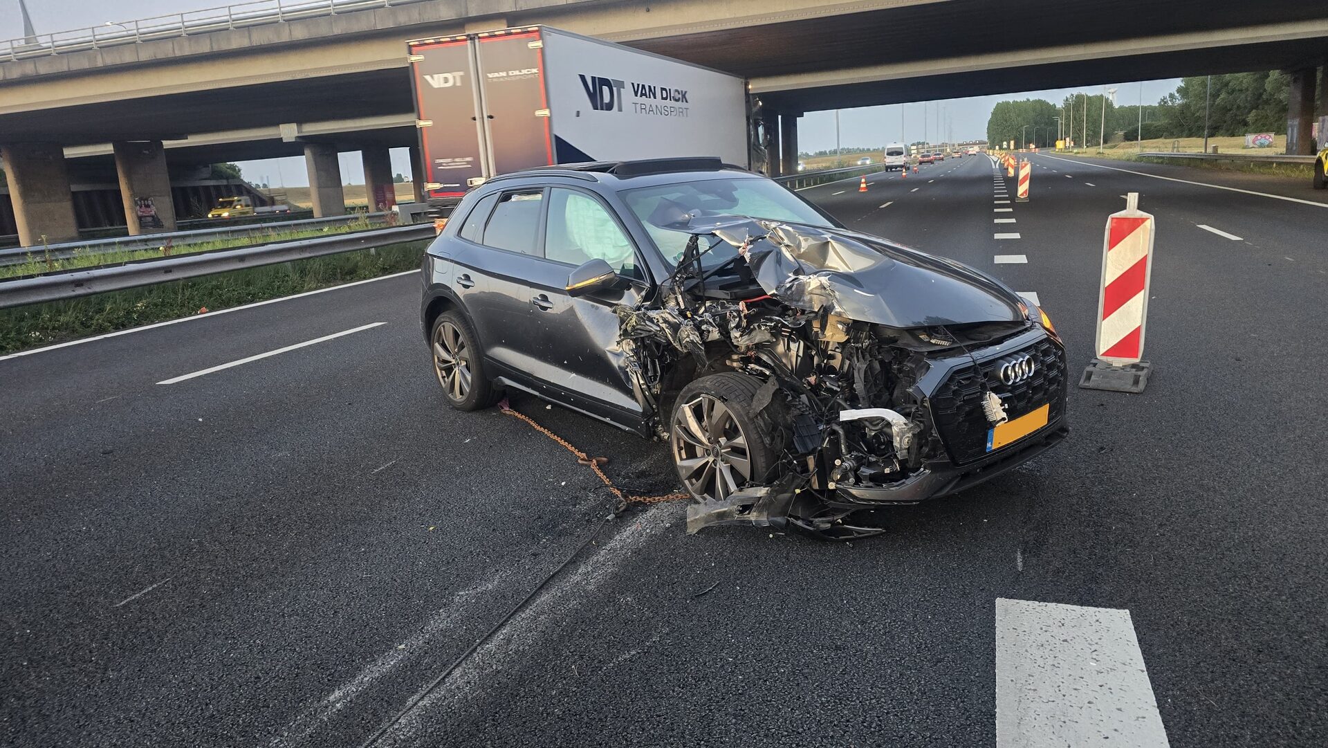 Auto botst tegen pijlwagen, bestuurder aangehouden