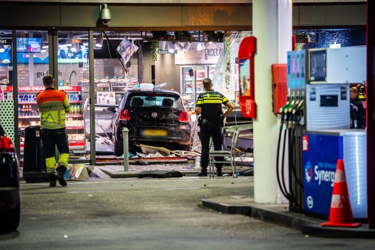Vrouw (23) rijdt tankstation langs snelweg binnen