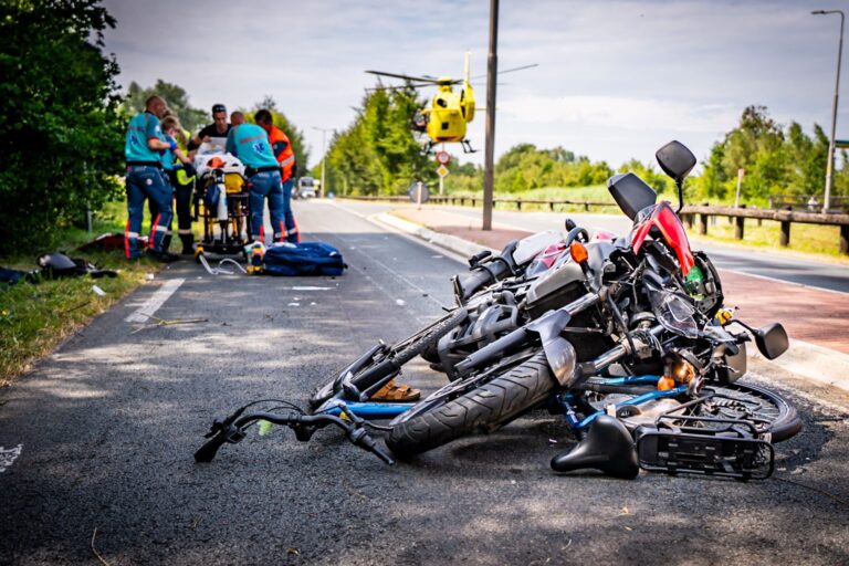 Fietser ernstig gewond bij aanrijding met motorrijder