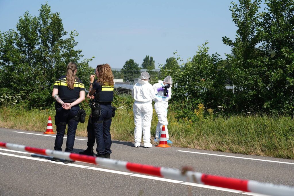 Politielint sluit de Vierbundersweg af in Dongen