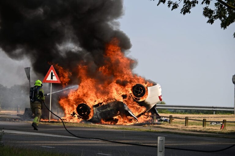 Auto met vier inzittenden slaat over de kop en vliegt in brand