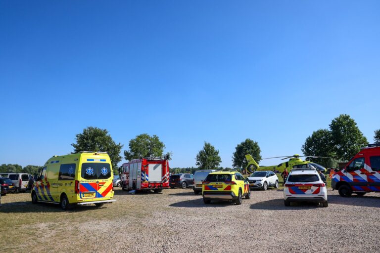 Man bewusteloos aangetroffen in water, omstanders starten reanimatie