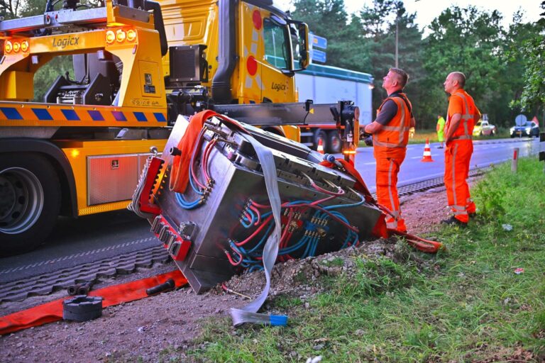 Vrachtwagen verliest loodzware matrijs van circa 20 ton