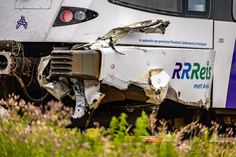 Taxi botst op trein bij spoorwegovergang