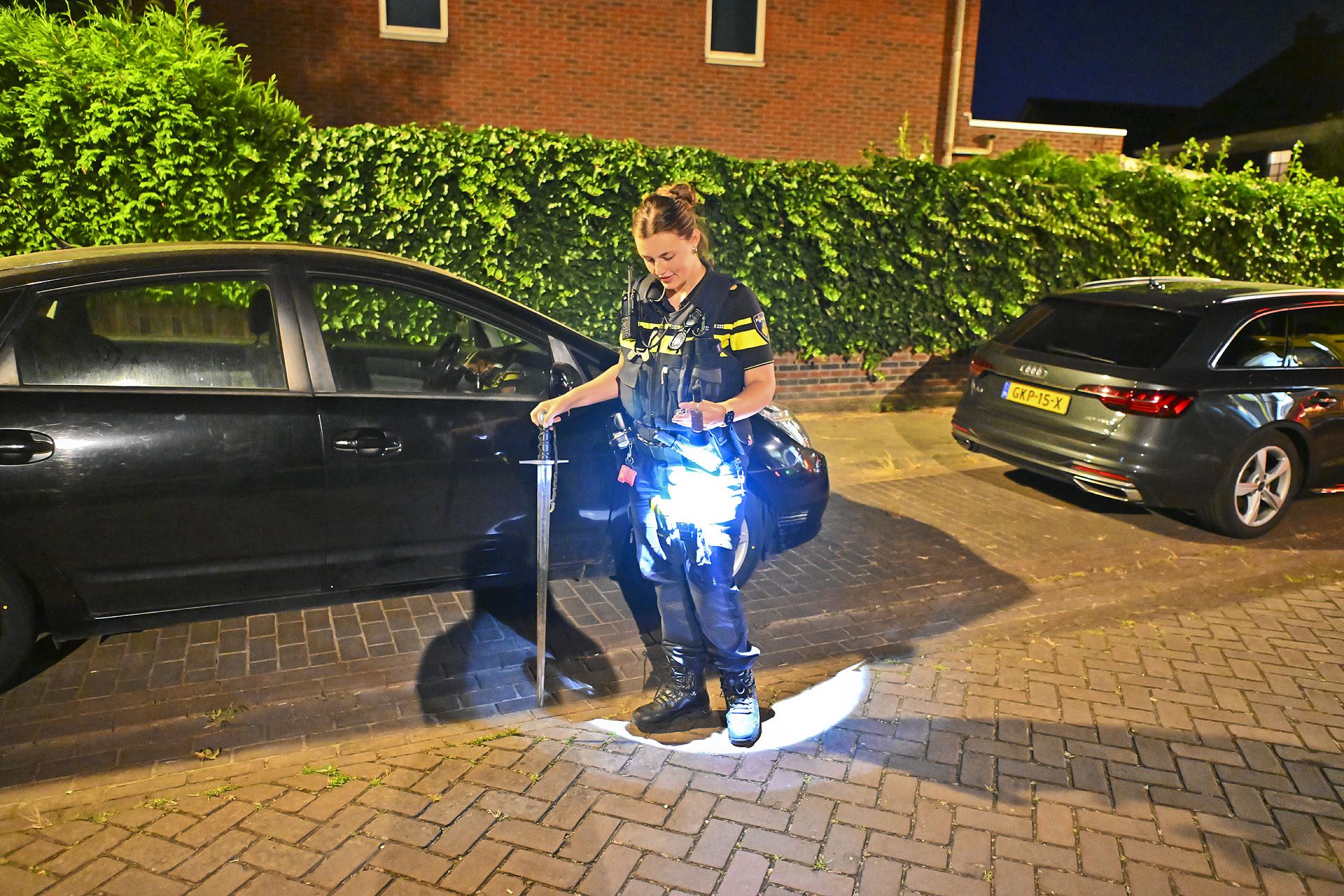 Man met zwaard door arrestatieteam aangehouden in Waalre