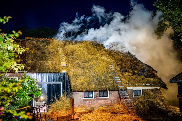 Grote brand verwoest rietgedekte boerderij