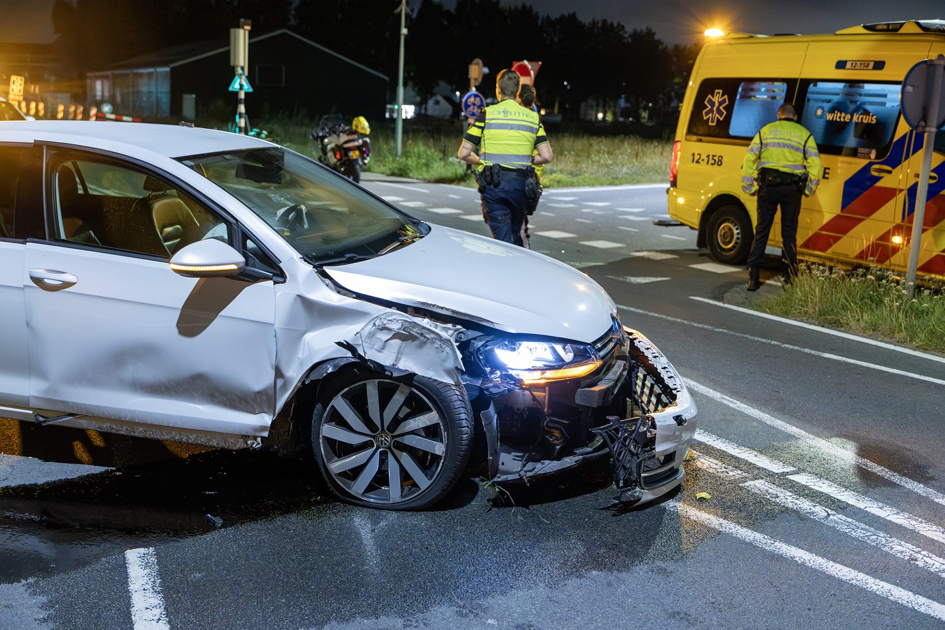 Auto crasht tegen vangrail, bestuurster aangehouden