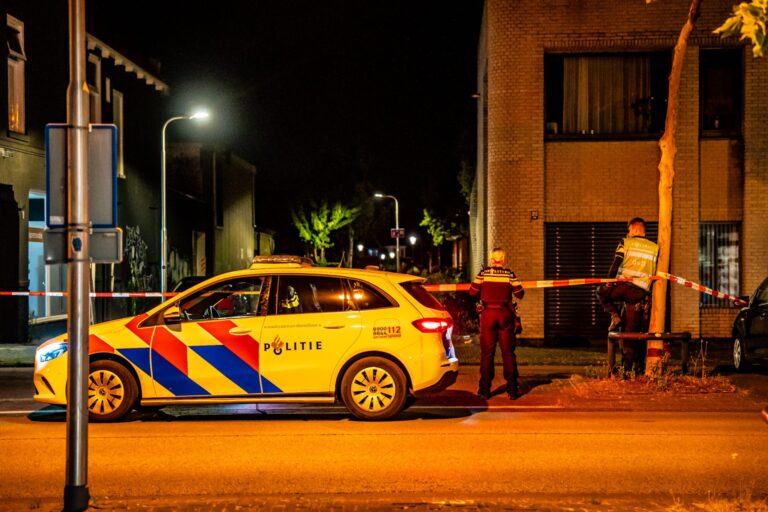 Zwaargewonde bij steekpartij, politie doet inval in woning