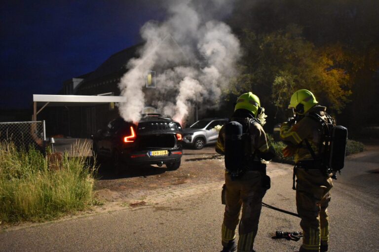 Hybride auto belandt in dompelcontainer na accubrand