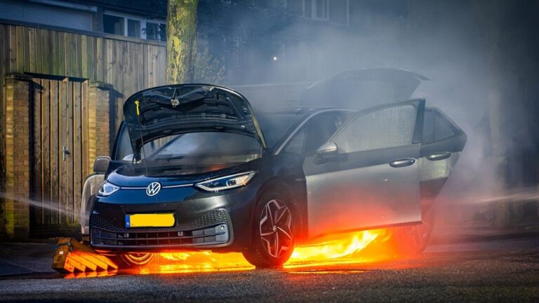 Brandweer heeft moeite elektrische auto te blussen