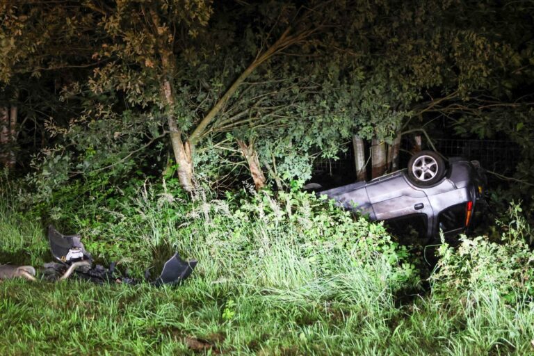 Auto slaat meerdere keren over de kop op snelweg, bestuurder gewond