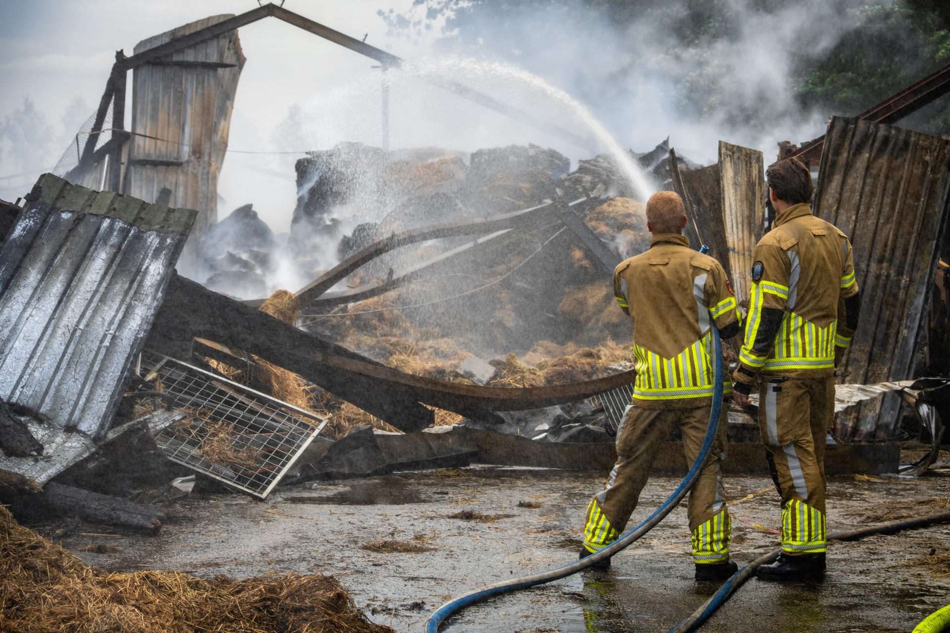 Pony komt om bij grote brand in hooischuur in Abcoude