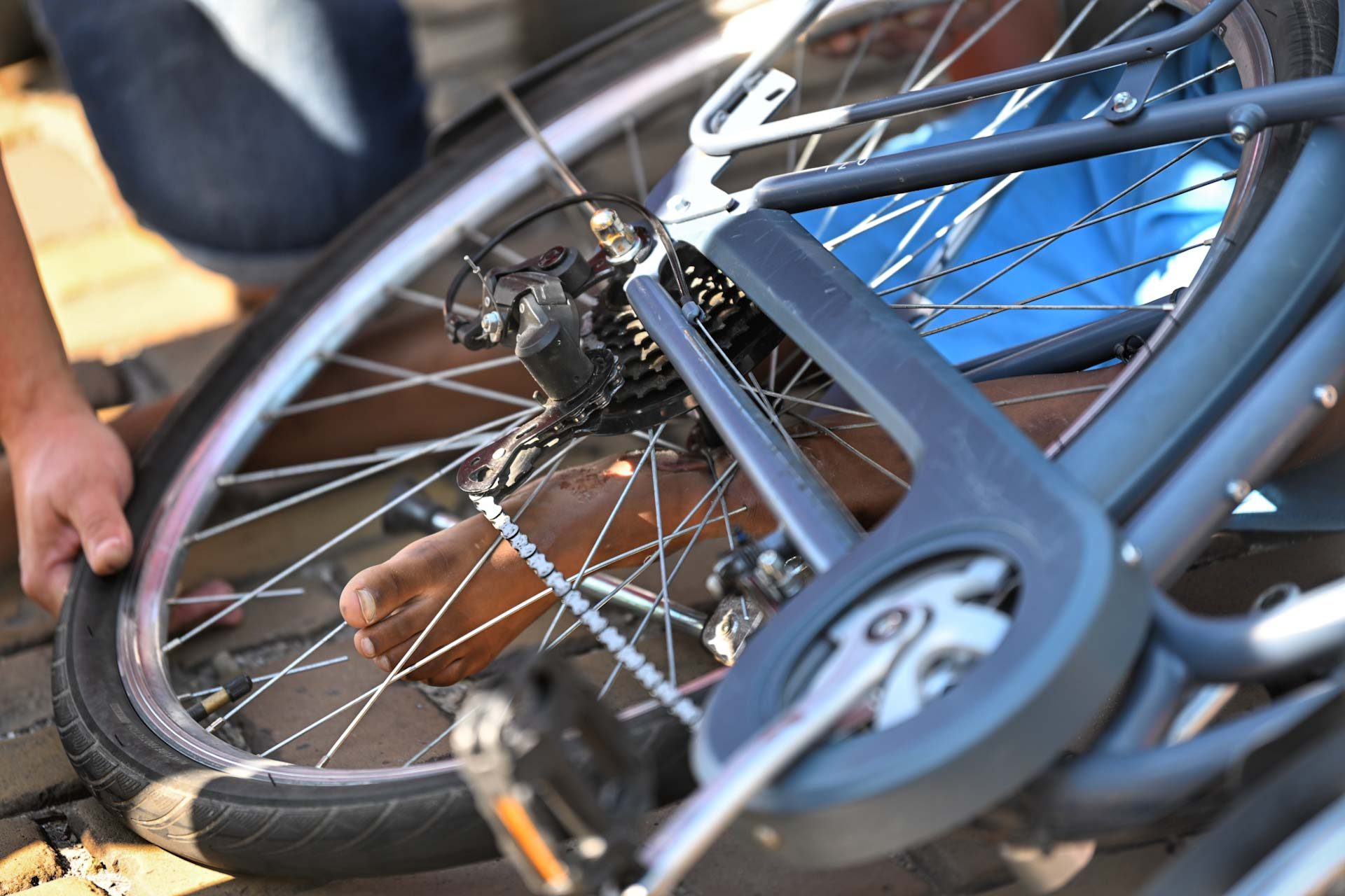 Kind bevrijd nadat been vastzit tussen spaken en fietsframe