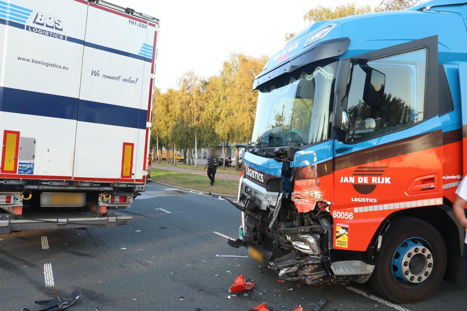 Grote schade na botsing tussen vrachtwagens