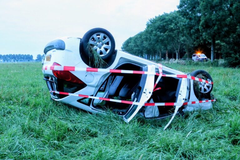 Auto op z’n kop in weiland, bestuurder spoorloos
