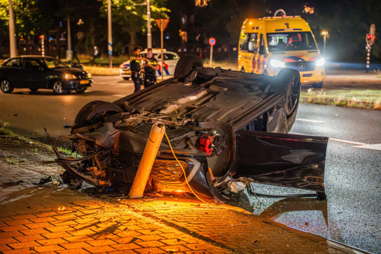 Gewonde na crash onder viaduct in Arnhem