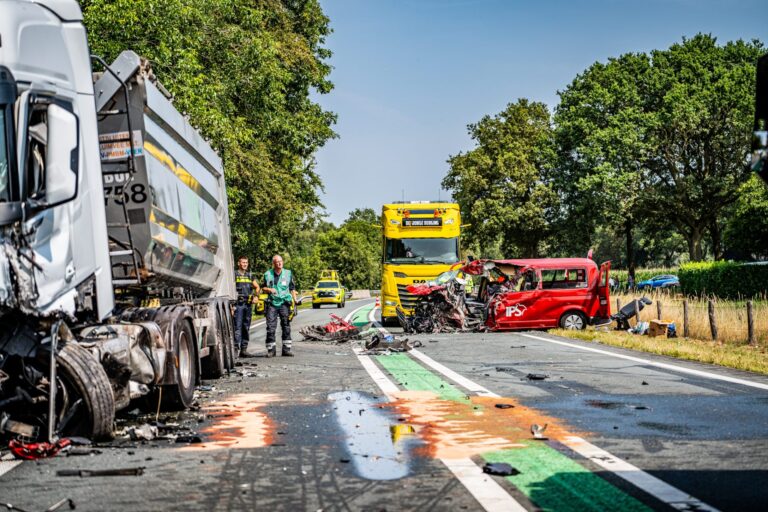 UPDATE: Eén dode en meerdere gewonden bij botsing